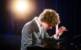 Pianist Jesse uit Rolde staat in de halve finale van het Prinses Christina Klassiek Concours. 