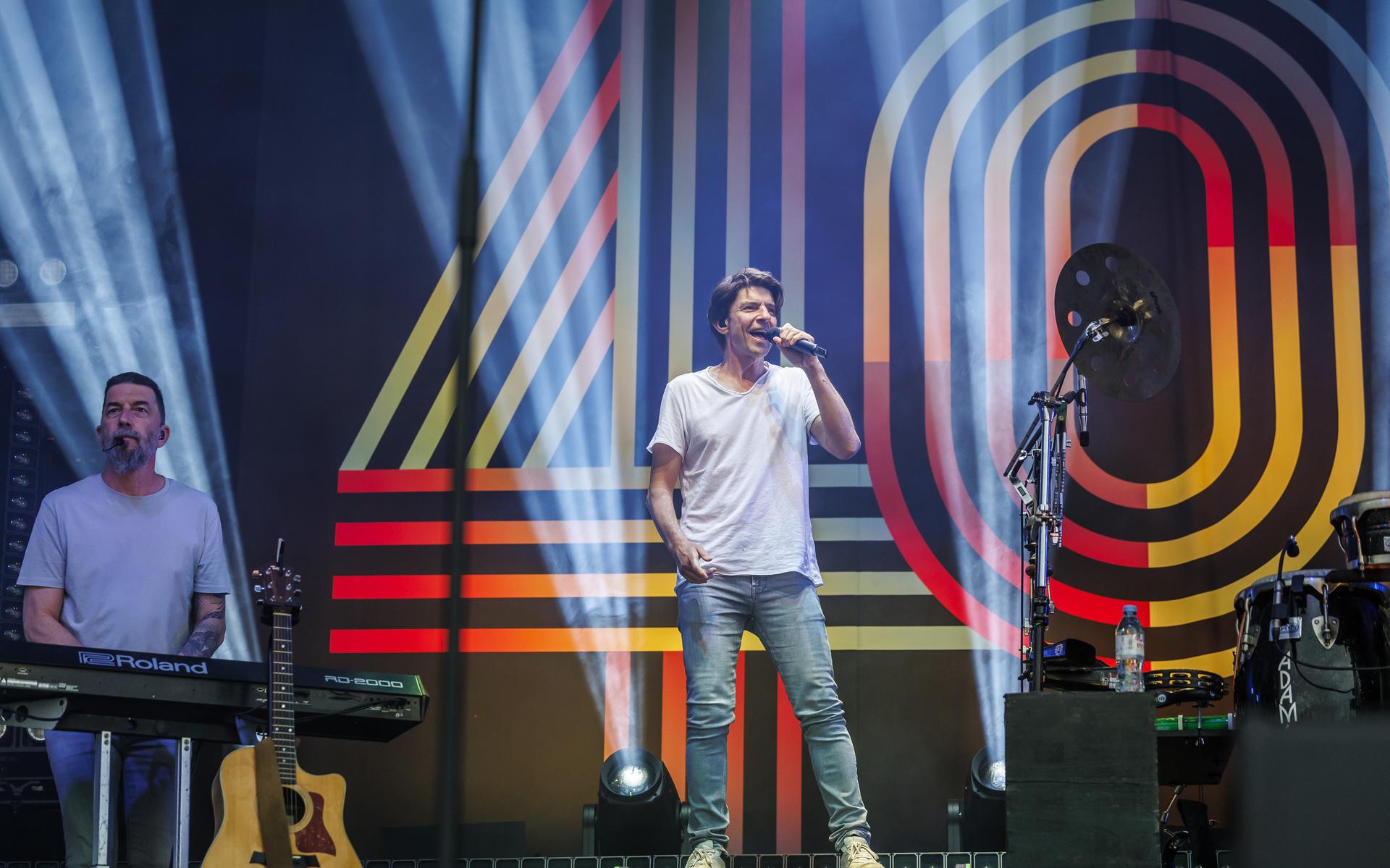 98 meisjes vallen in Leeuwarden flauw voor zanger Koen Wauters: 40 jaar