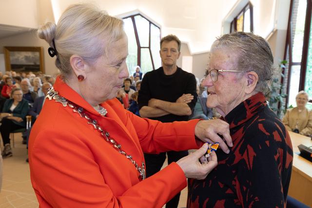 Lintje voor Hillie (92) uit Zuidwolde, nog altijd actief in het dorp. ‘Ik was helemaal de kluts kwij