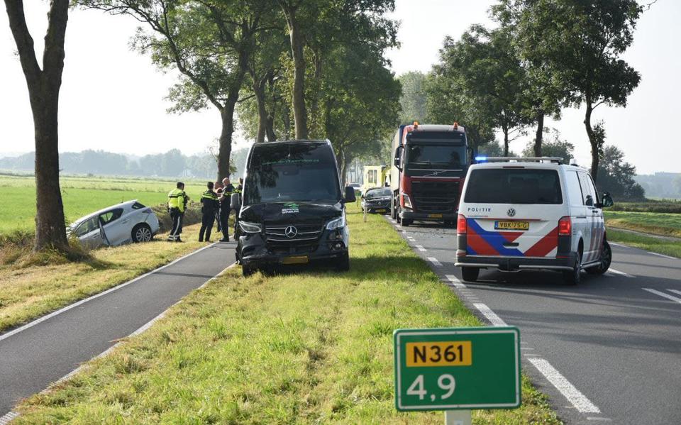 Auto belandt in sloot na aanrijding met bestelbus op provinciale weg tussen Groningen en Adorp.