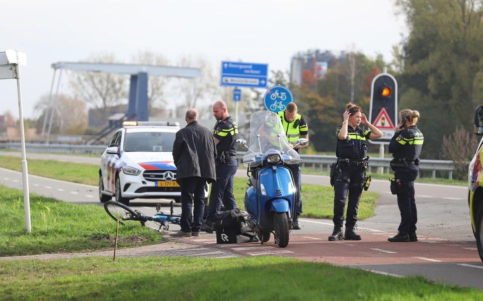 Fietser raakt gewond bij botsing met scooter op fietspad tussen Westerbroek en Waterhuizen.