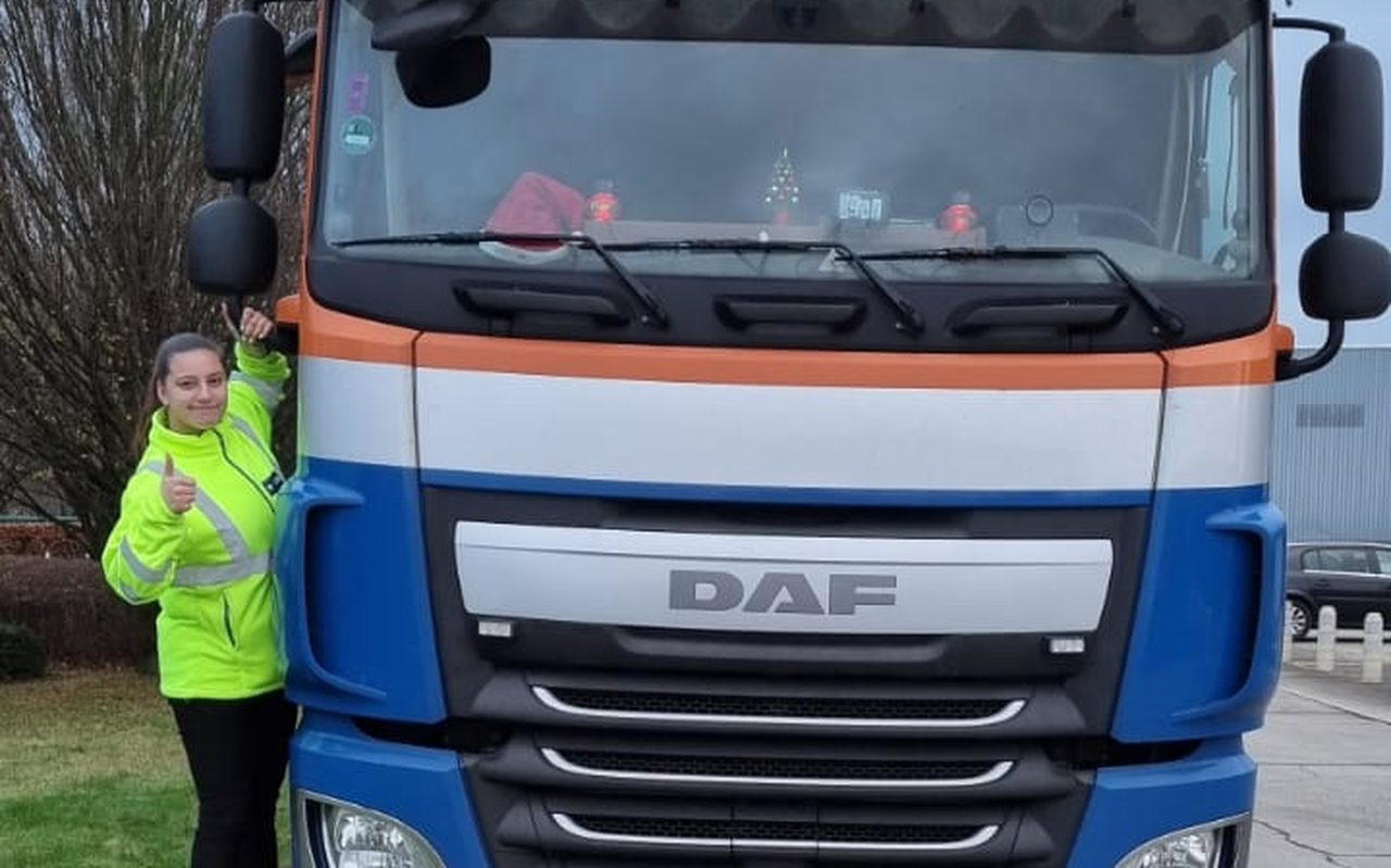 Dominique Bakkenes uit Kerkenveld toert met haar DAF door Nederland en België tijdens de Dag van de vrachtwagenchauffeur. 