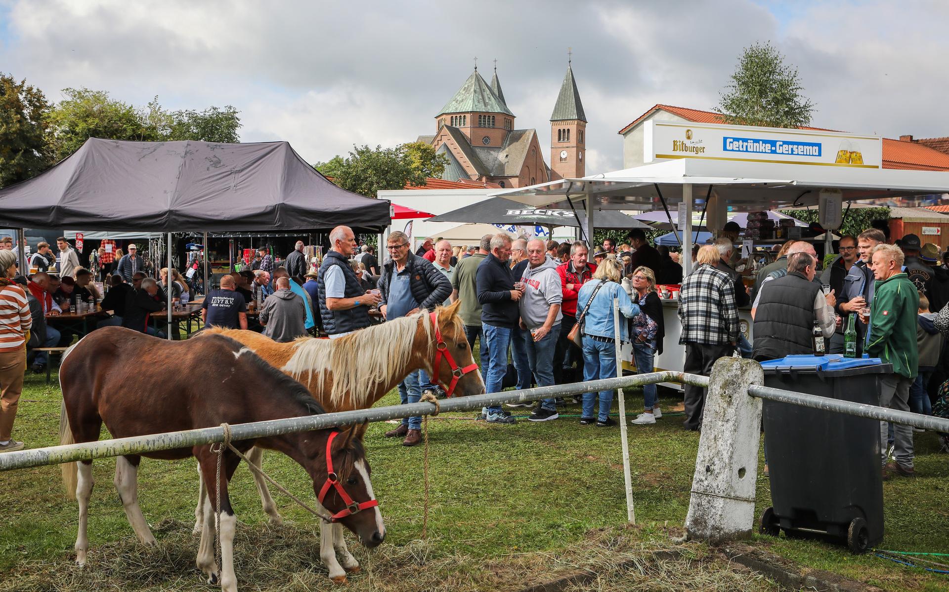 Duitse grenscontroles of niet. Mensen uit Groningen bezoeken weer massaal grote najaarsmarkt in Rhed