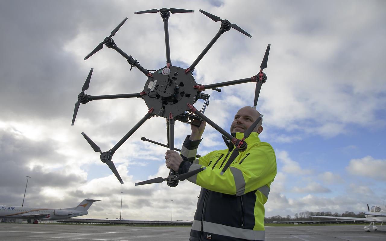 Egbert Swierts van Drone Delivery Services op Groningen Airport Eelde weet zeker dat over een paar jaar mensen per drone vliegen van de ene naar de andere afspraak: ,,Tijdens de Olympische Spelen in Parijs al.'' 