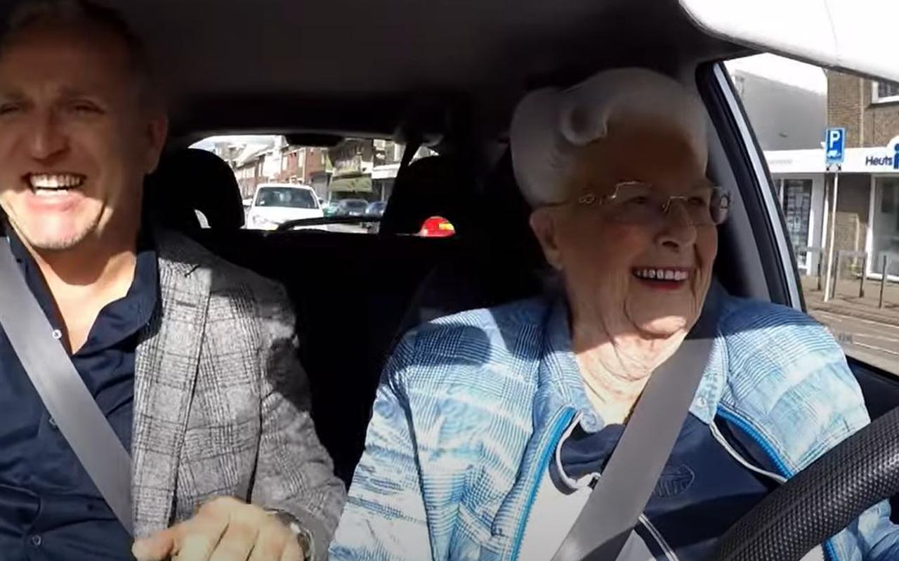 Adrie Bos op 101-jarige leeftijd met presentator Gordon in de auto voor het tv-programma '100 Jaar Jong'.