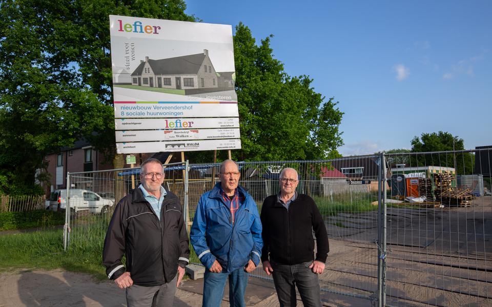 Edward Jansing (links), Kees Overgaauw en Andries Ophof bij het terrein van de Verveendershof.