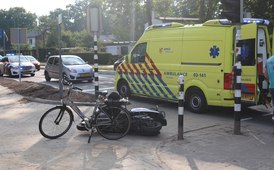 Fietser en scooterrijder naar ziekenhuis na aanrijding in Emmen.