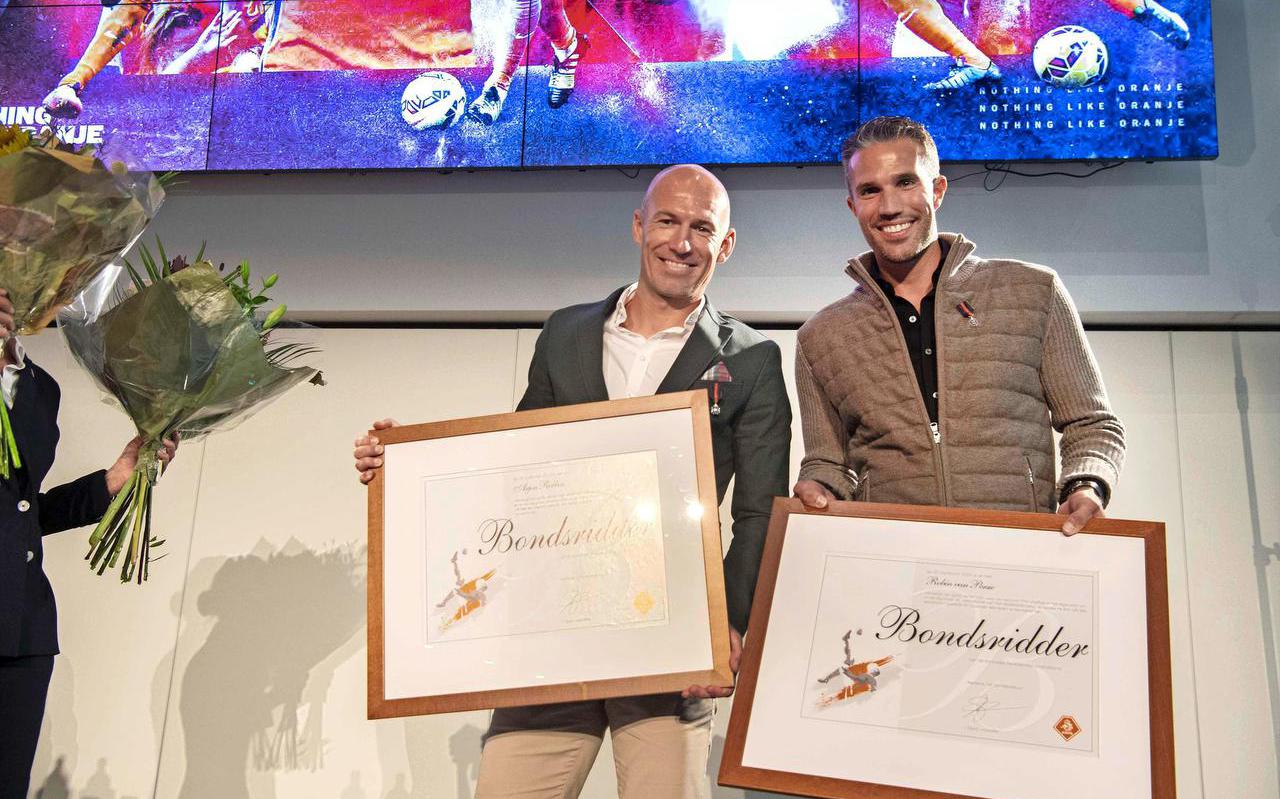 Arjen Robben en Robin van Persie valt een bijzondere onderscheiding ten deel. De oud-spelers van Oranje, aan wie het Nederlands publiek zoveel plezier heeft beleefd, zijn benoemd tot Bondsridder.