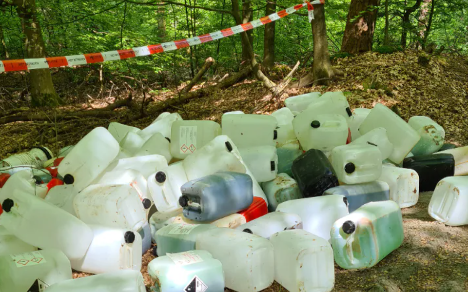 De politie vond donderdagmorgen op een bospad nabij de Boslaan in Emmen ongeveer 80 vaten met drugsafval.