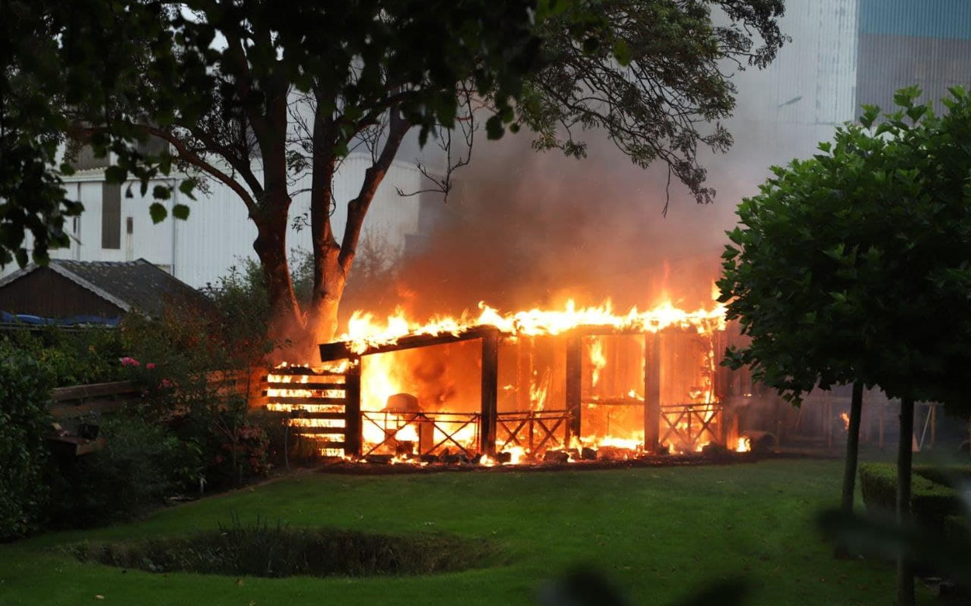 Brand verwoest terrasoverkapping bij woning in Foxhol