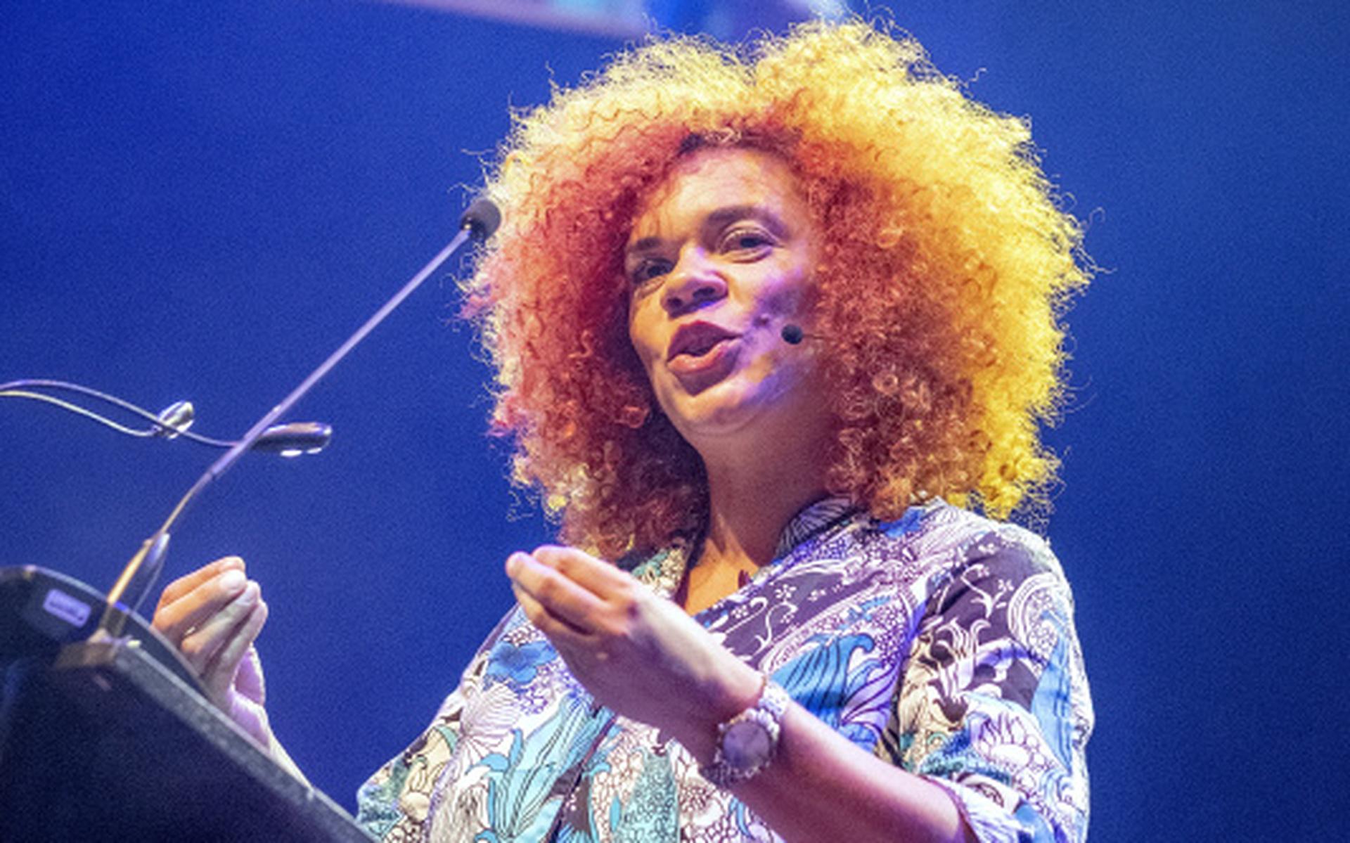 Dichter des Vaderlands Babs Gons met duizend dichters op tournee, onder