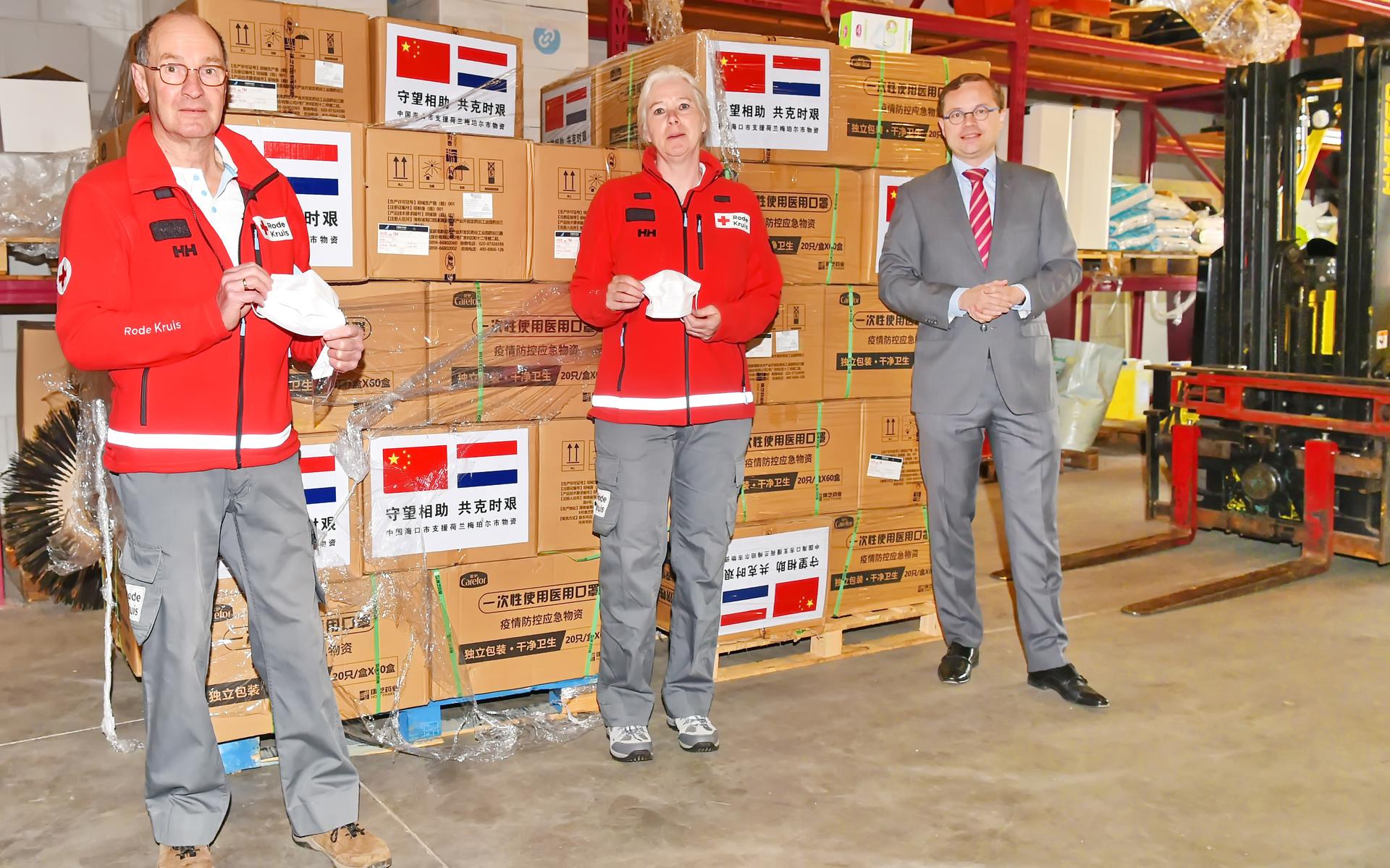 Meppel heeft 50.000 mondkapjes ontvangen uit China. Burgemeester Korteland heeft deze overgedragen aan het Rode Kruis.