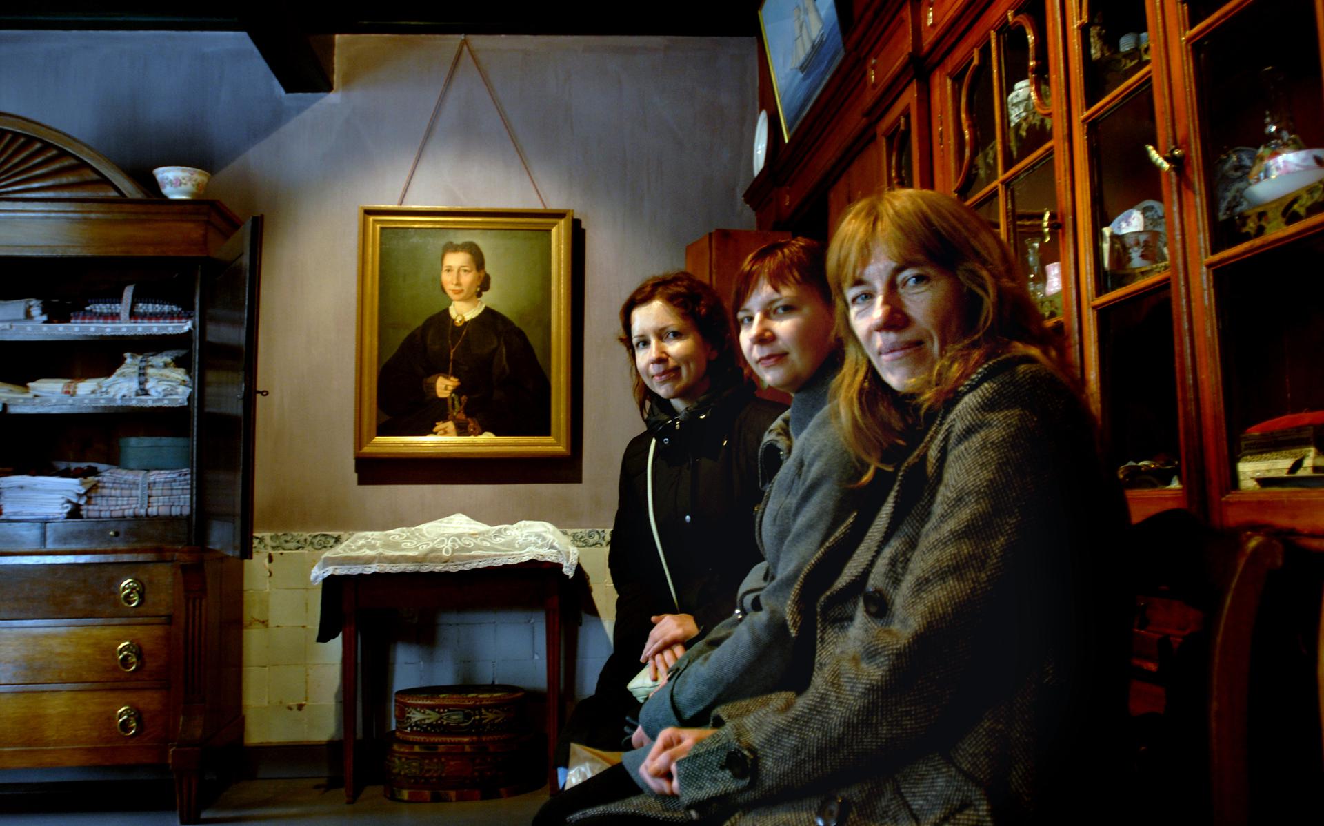Op uitnodiging van het Veenkoloniaal Museum zijn 3 Letse dames van een museum uit Riga in Groningen. Van voor naar achteren: Ilona Audere, Ilze Brauna en Iveta Putane.