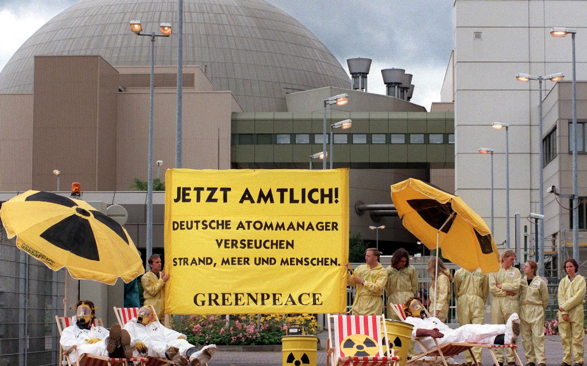 Protest Greenpeace tegen de vervuiling van een omliggend strand door kerncentrale in Lingen, Duitsland, juli 2000 