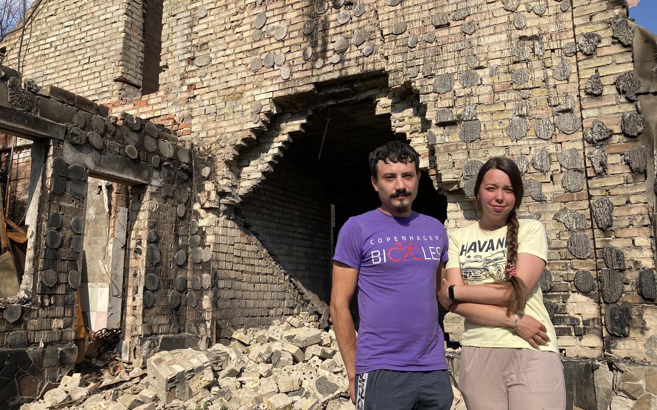 Anna Petrushenko met haar man Alex voor hun verwoeste woning. Anna Petrushenko met haar man Alex voor hun verwoeste woning.