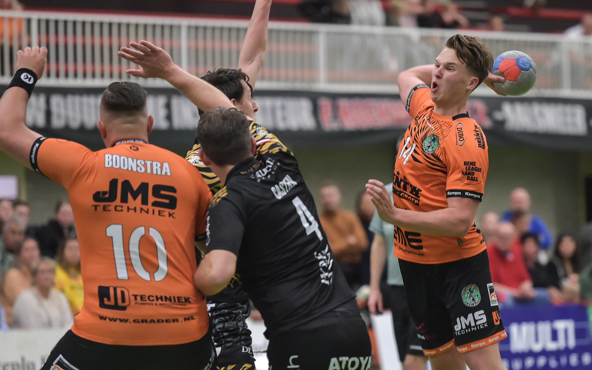 Handballers Hurry-Up uit Zwartemeer krijgen pak slaag van Aalsmeer dat aast op Nederlandse titel