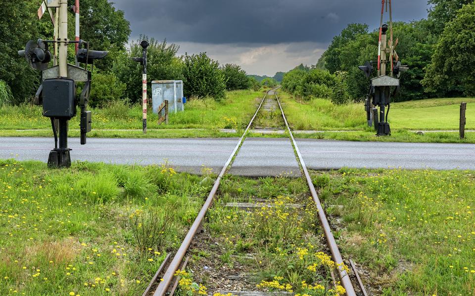 De aanleg van de Nedersaksenlijn tussen Emmen en Veendam heeft eindelijk groen licht gekregen.