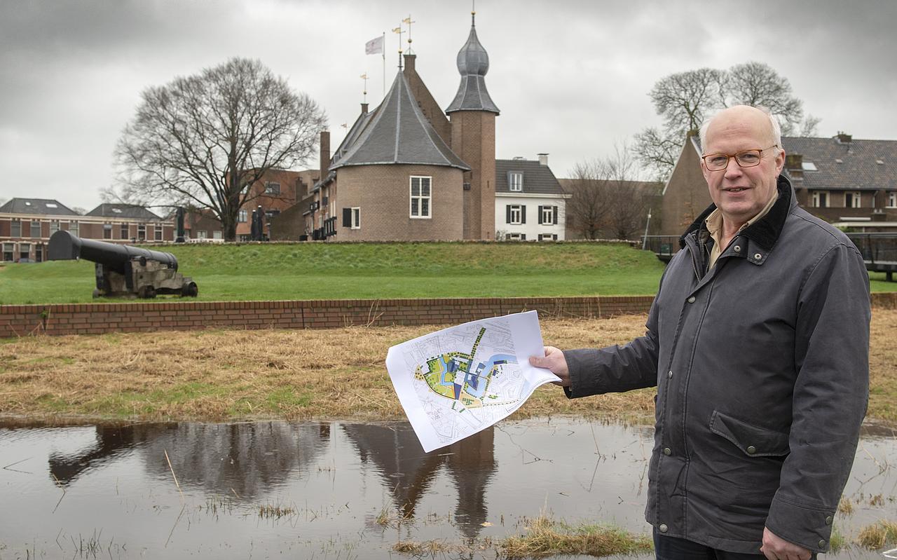 Vanwege de vele regen staat er al een laagje water op de plek waar vroeger de citadelgracht liep. Architect Johan Kranenborg wil die waterpartij in ere herstellen. In de zomer kan er gespeeld worden met bootjes, in de winter is het schaatsen geblazen in een heus kasteeldecor. Vanwege de vele regen staat er al een laagje water op de plek waar vroeger de citadelgracht liep. Architect Johan Kranenborg wil die waterpartij in ere herstellen. In de zomer kan er gespeeld worden met bootjes, in de winter is het schaatsen geblazen in een heus kasteeldecor.