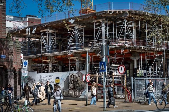 De steigers aan de kop van de Herestraat in Groningen blijven nog even. Het goede nieuws: nieuwbouw 
