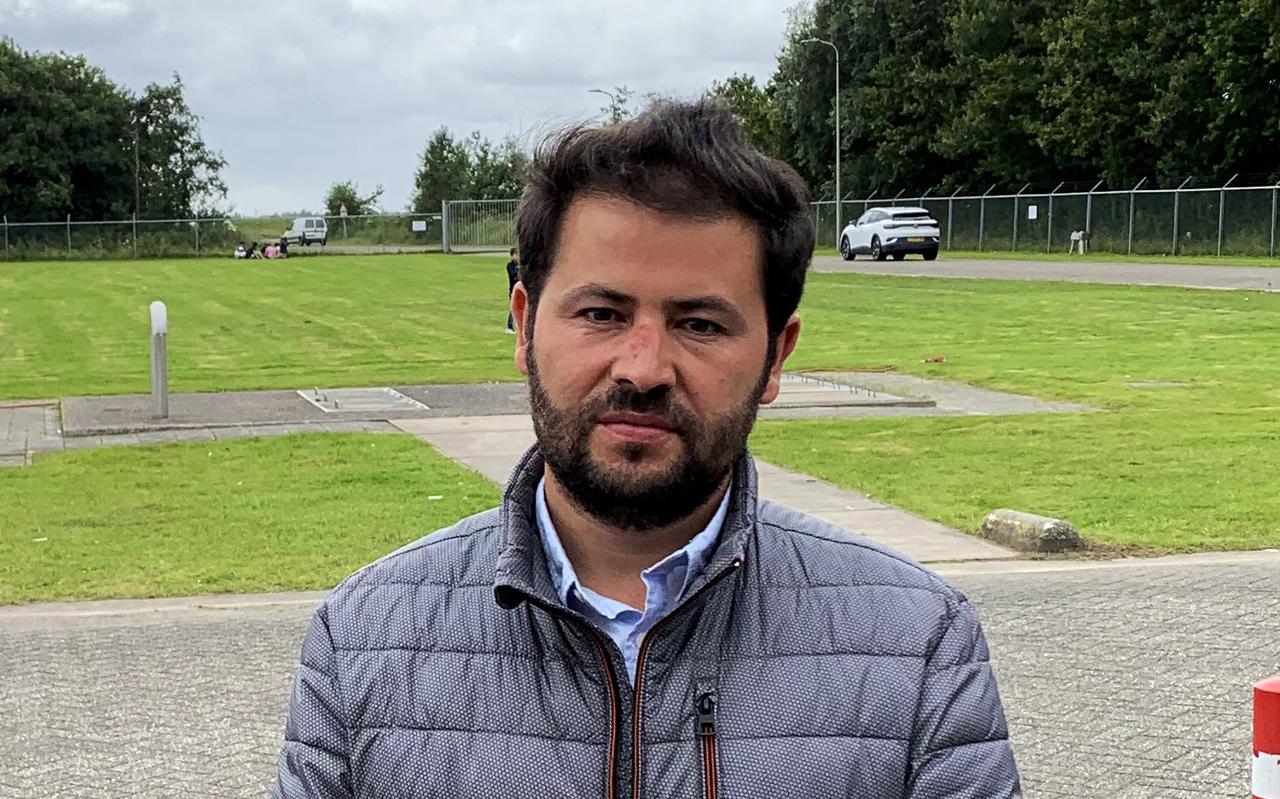 De gevluchte Afghaanse journalist Saadatshah Mousari is opgevangen in de Willem Lodewijk van Nassaukazerne bij Zoutkamp. De gevluchte Afghaanse journalist Saadatshah Mousari is opgevangen in de Willem Lodewijk van Nassaukazerne bij Zoutkamp.