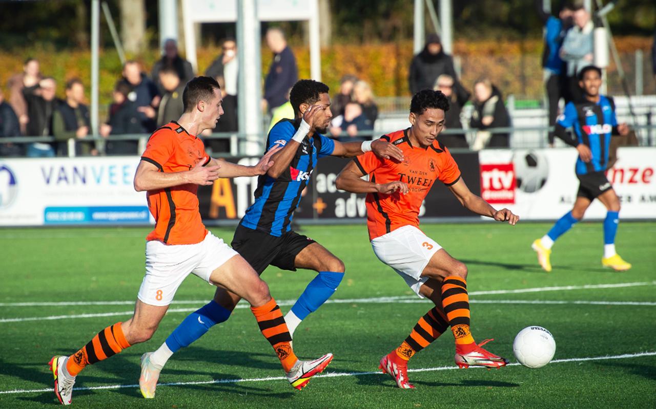 Twee verdedigers van Sparta Nijker proberen Justin Mulder (midden) af te stoppen. Twee verdedigers van Sparta Nijker proberen Justin Mulder (midden) af te stoppen.