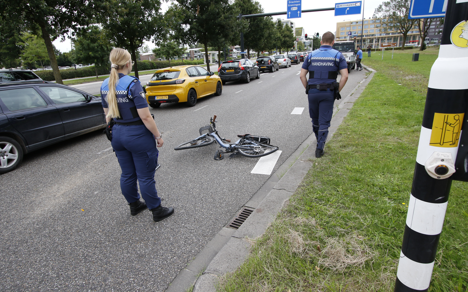 Fietsster raakt gewond na aanrijding met auto op Hondsrugweg in Emmen. Fietsster raakt gewond na aanrijding met auto op Hondsrugweg in Emmen.