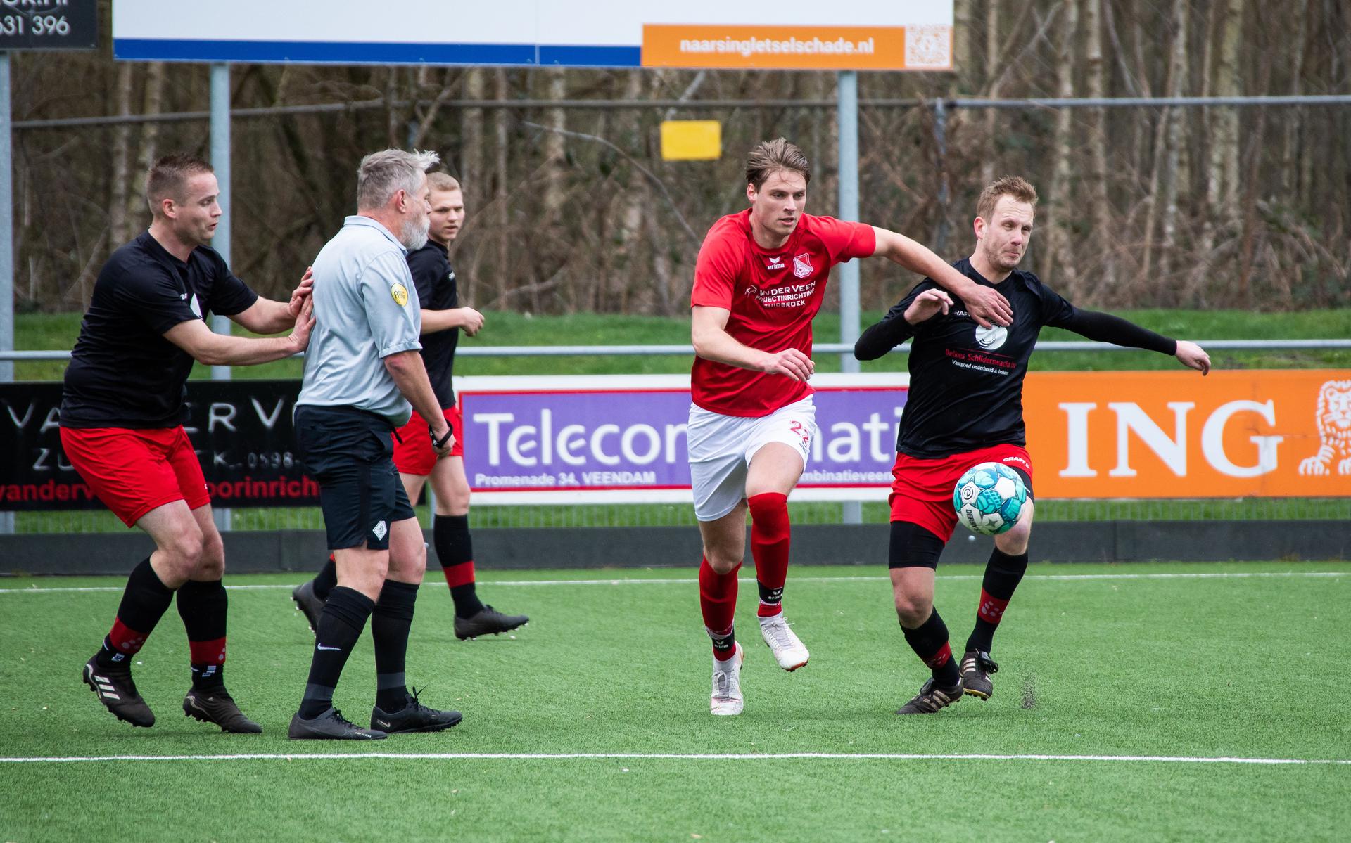 Wildervank-spits Joost Wolthuis (in het rood) en is Nick Wagenaar van Onstwedder Boys te snel af.
