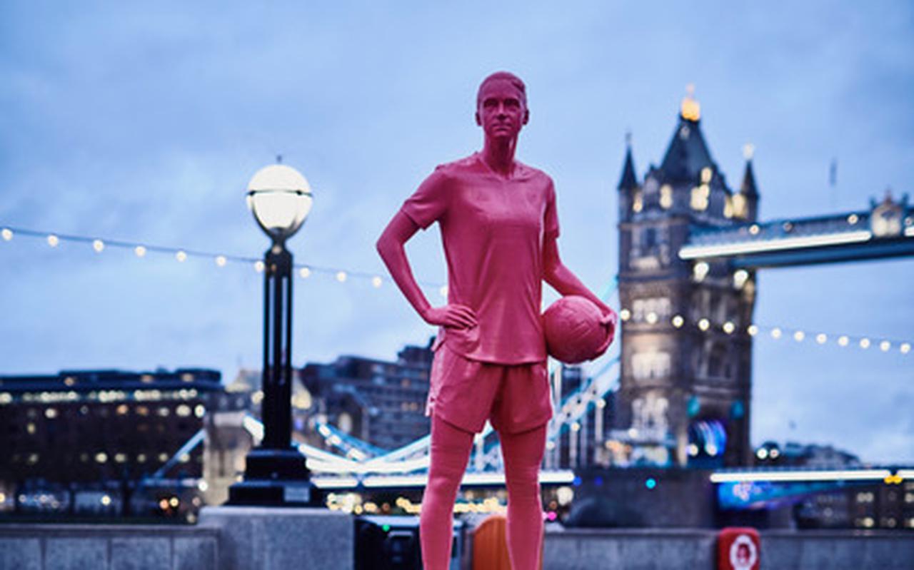Het opvallende standbeeld van Vivianne Miedema op een prominente plek in Londen.