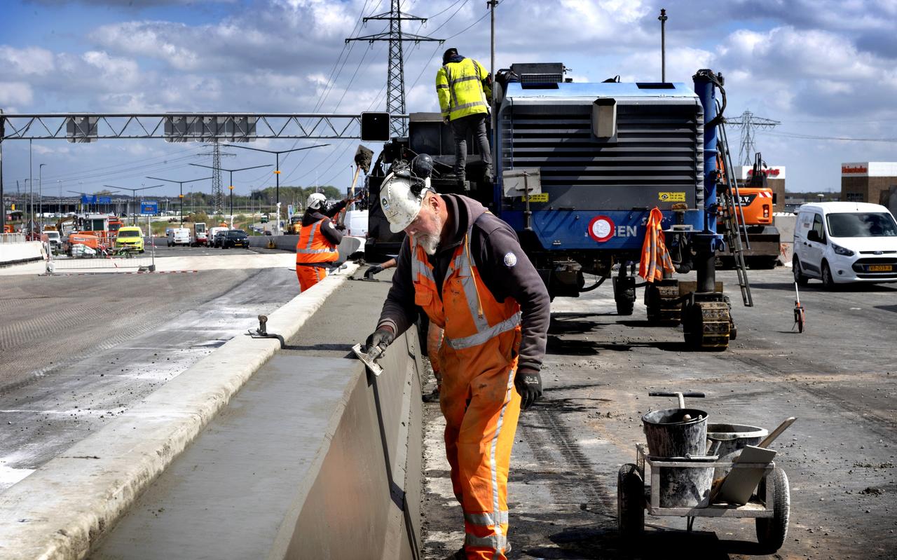 Op het Beneluxviaduct krijgt de nieuwe ringweg een middenberm van beton, hier op 1 plek. Verderop komen er twee delen met een brede tussenruimte voor groen. Op het Beneluxviaduct krijgt de nieuwe ringweg een middenberm van beton, hier op 1 plek. Verderop komen er twee delen met een brede tussenruimte voor groen.