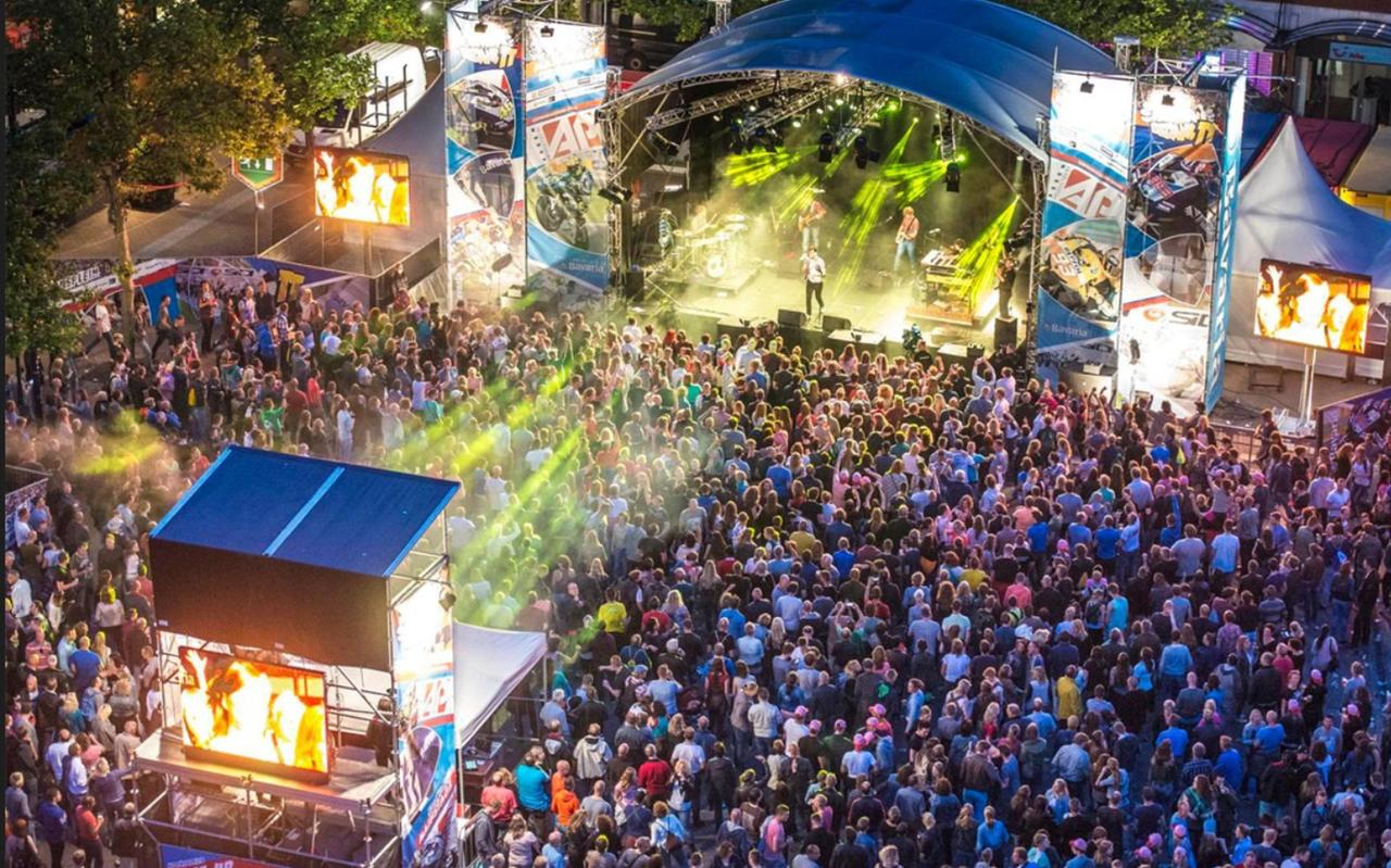 Veel feestende mensen en muziek, maar ook geweld tijdens de laatste echte TT-nacht. Veel feestende mensen en muziek, maar ook geweld tijdens de laatste echte TT-nacht.