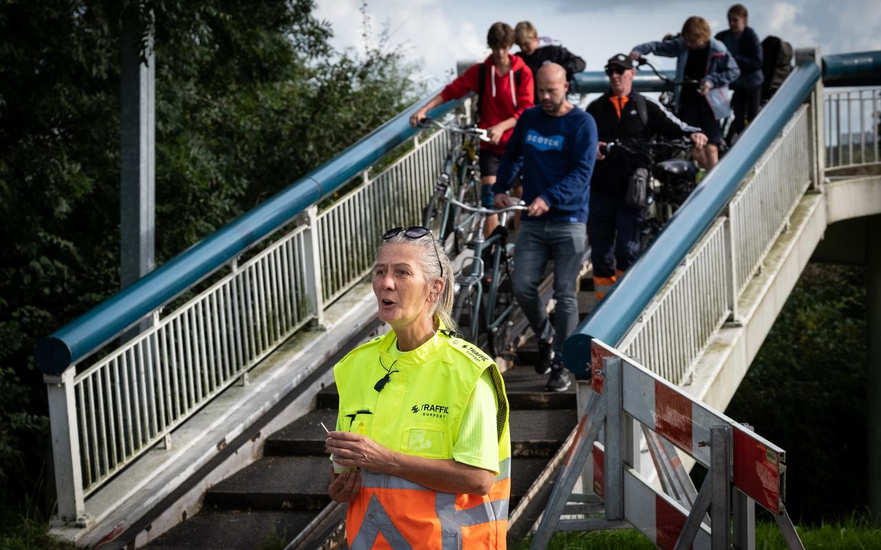 Stewards manen fietsers de veiligheid in acht te nemen als ze over de Gerrit Krolbrug gaan. Stewards manen fietsers de veiligheid in acht te nemen als ze over de Gerrit Krolbrug gaan.