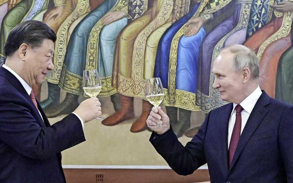 Xi en Putin proosten tijdens de ontmoeting in Moskou.