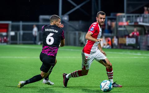 Lucas Bernadou heeft zijn contract verlengd en is tot de zomer van 2024 aan FC Emmen verbonden. Hier op de foto probeert de 22-jarige Fransman Can Bozdogan van FC Utrecht te passeren.