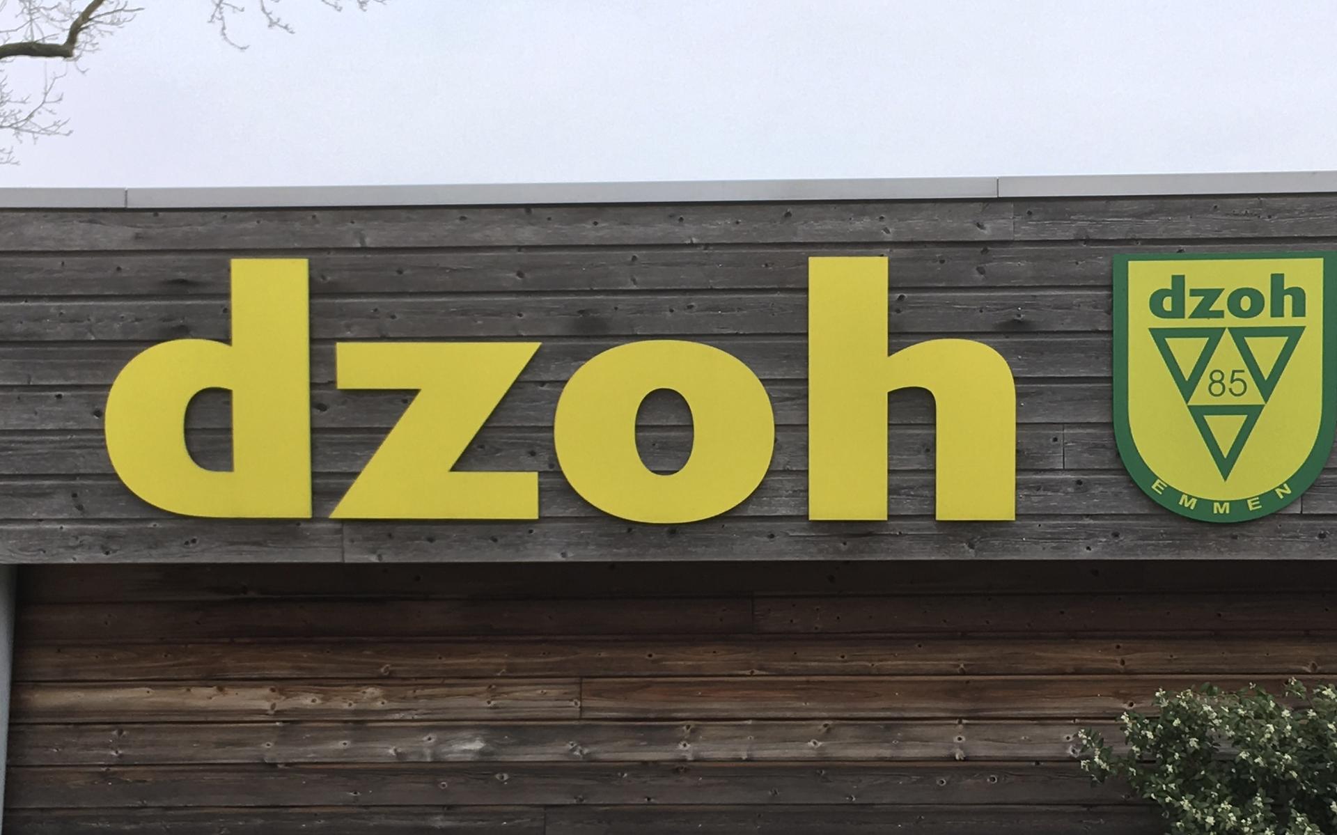 Het logo van DZOH op de kantine van de club.