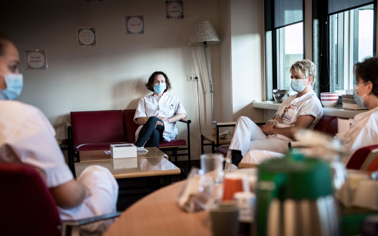 Ymkje Stienstra (midden) tijdens het koffie/covid-overleg op verpleegafdeling A2. Ymkje Stienstra (midden) tijdens het koffie/covid-overleg op verpleegafdeling A2.