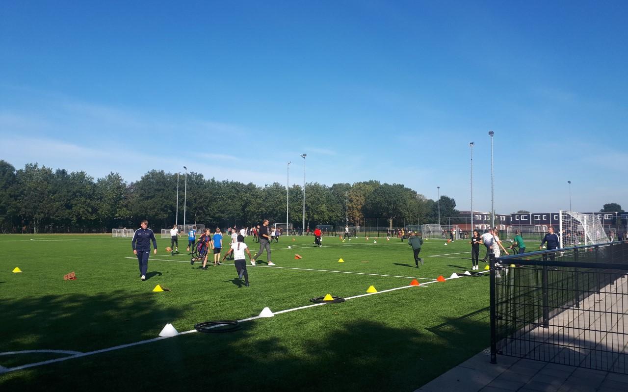 Voetballende kinderen tijdens de sportweek in Eemsdelta. Voetballende kinderen tijdens de sportweek in Eemsdelta.