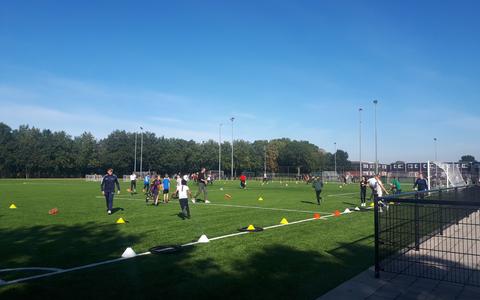 Voetballende kinderen tijdens de sportweek in Eemsdelta.