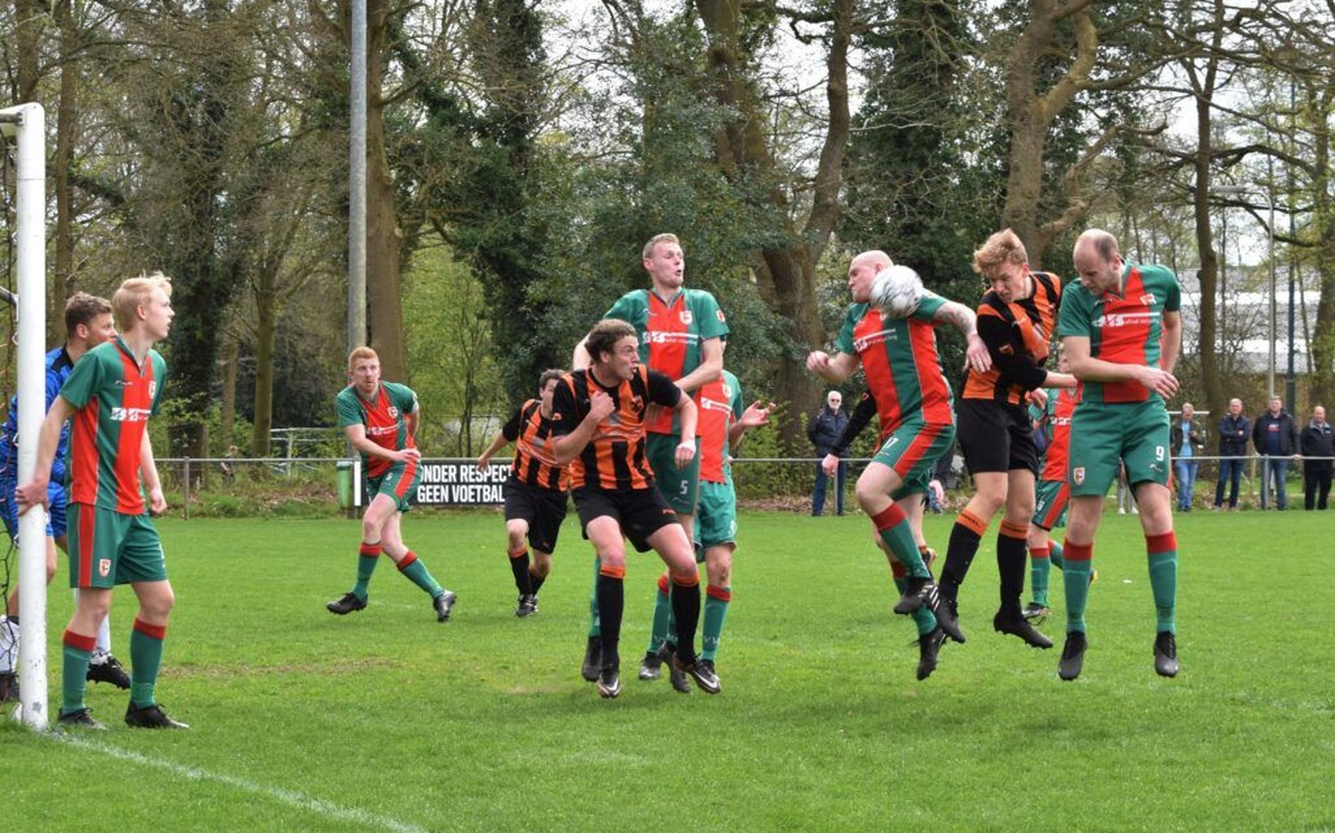 In de derde klasse D speelde het nog altijd ongeslagen Sweel zondagmiddag met 1-1 gelijk tegen Schoonebeek.