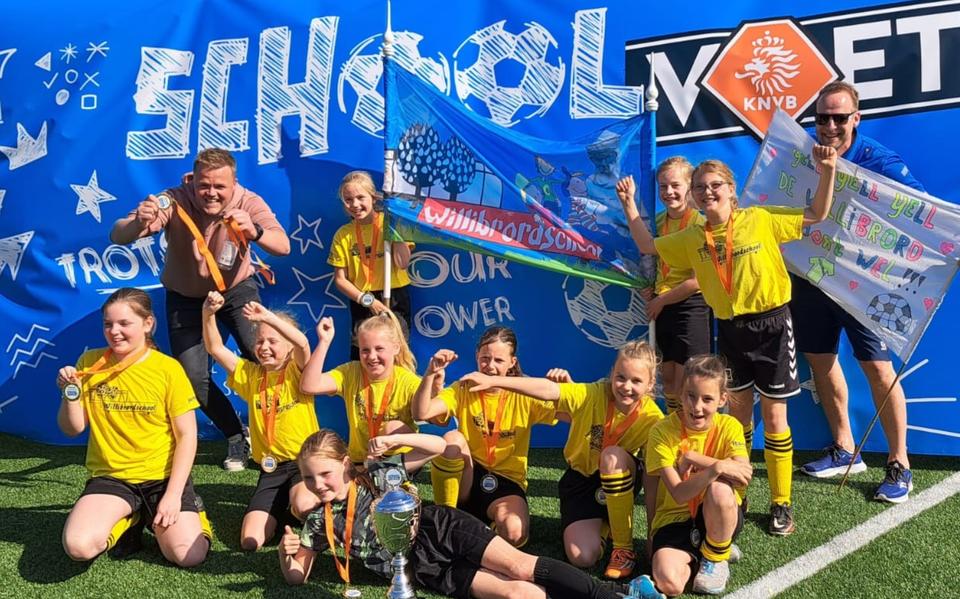 Het meidenteam van de Willibrordschool. 