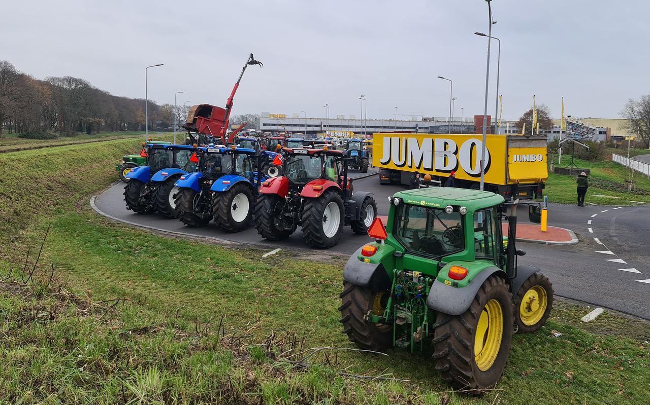 Boze boeren bij distributiecentrum Jumbo in Beilen in 2020. Foto: Harm Meter.