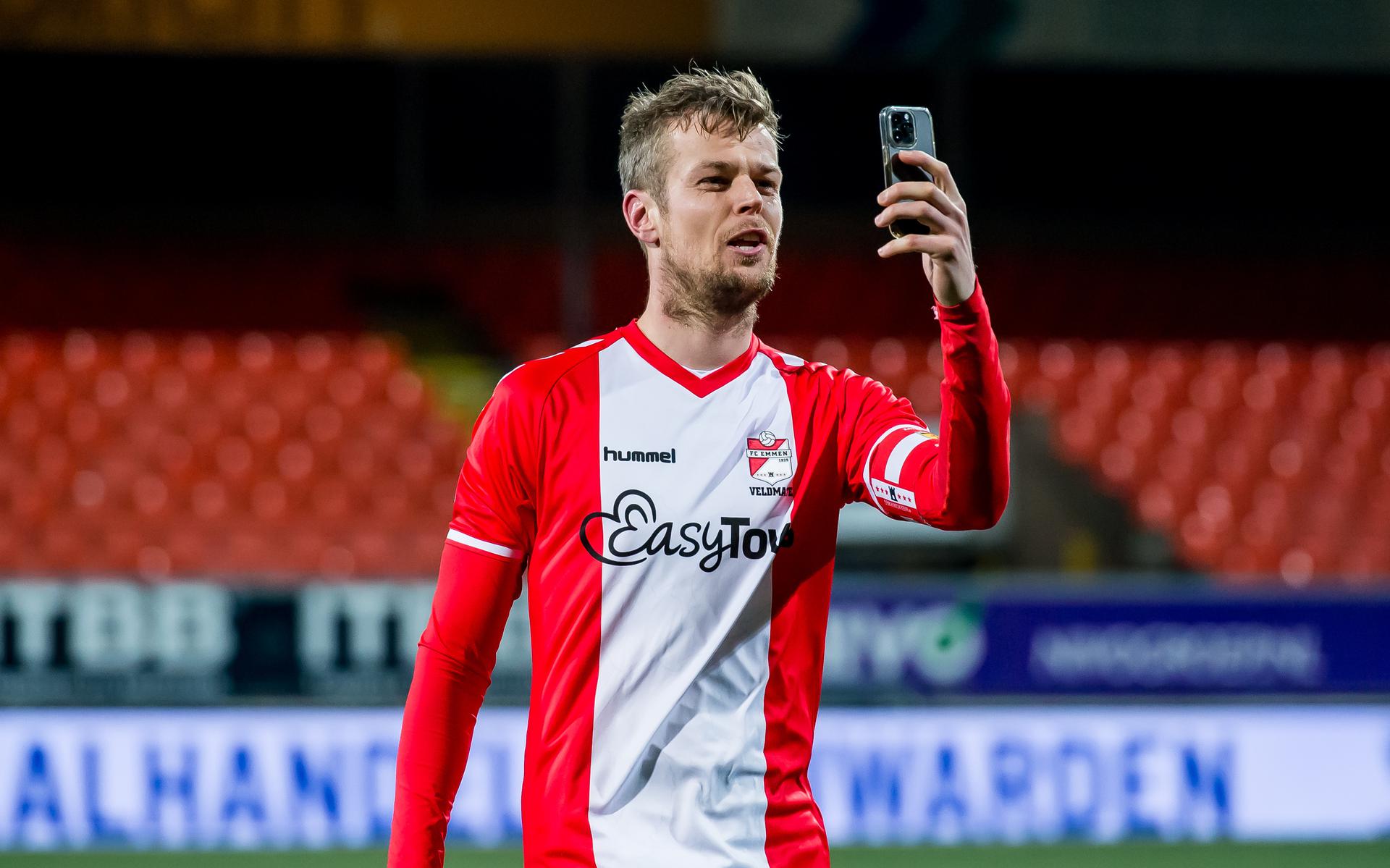 Jeroen Veldmate neemt een clipje op voor de socials van FC Emmen. De aanvoerder van de Drenten was even daarvoor in de bessuretijd verantwoordelijk voor de winnende treffer bij en tegen SC Cambuur.