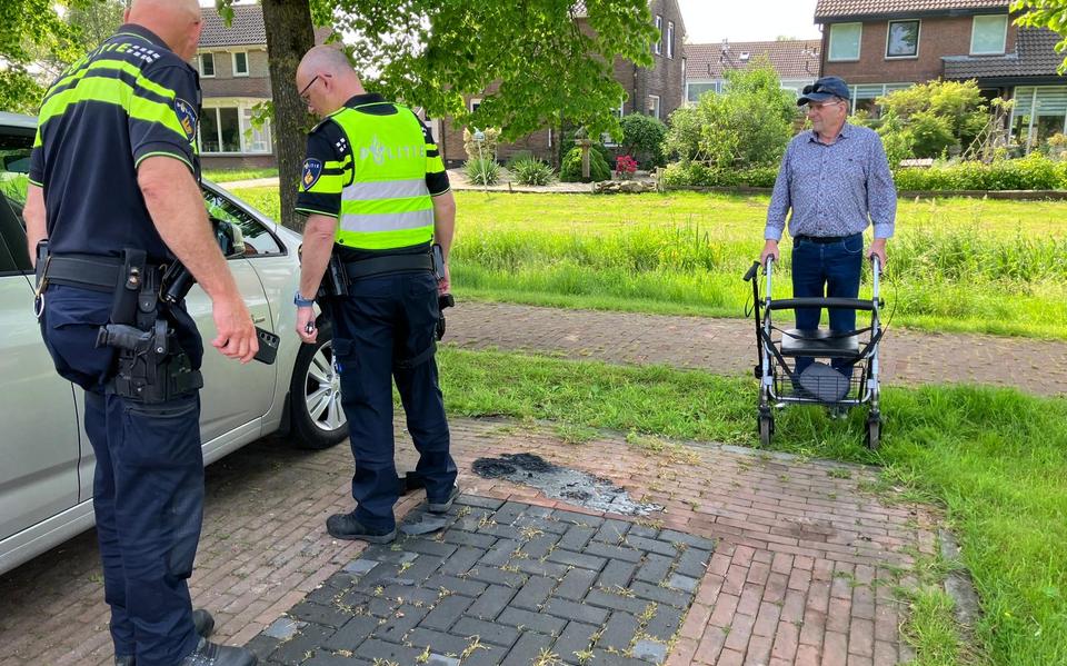 Agenten verrichten onderzoek op de plek waar een bom in een auto in Aduard is ontploft.