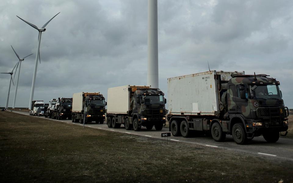 Militair materiaal wordt vervoerd naar Eemshaven
