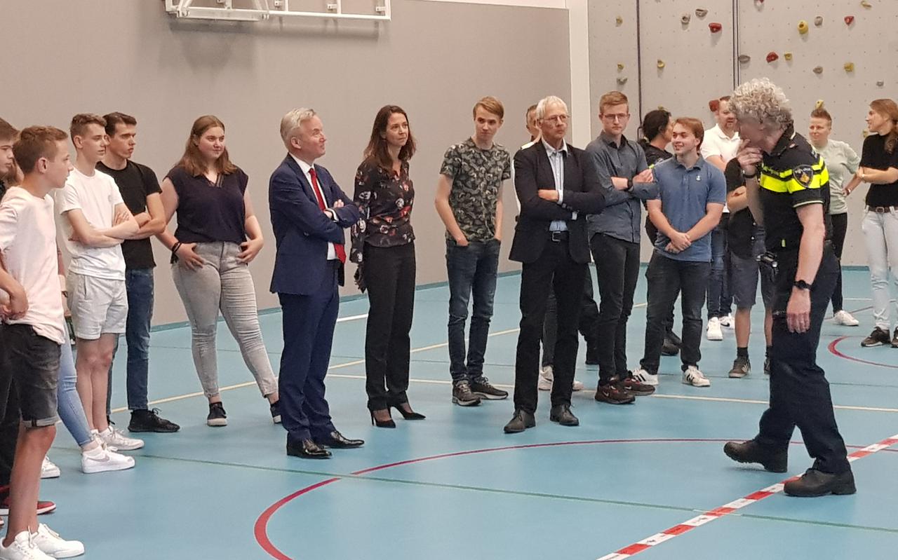 Staatssecretaris Eric van der Burg (met rode stropdas) bereidt zich met leerlingen voor op het rollenspel.