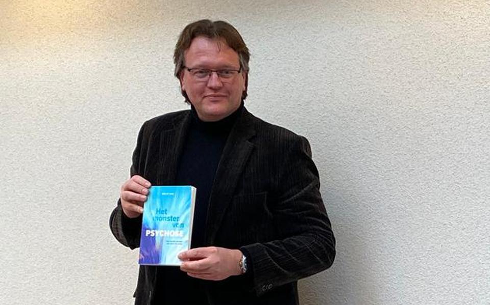 Auteur Roelof Ham met zijn boek. Eigen foto