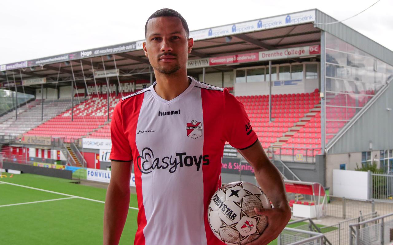 Ricardo van Rhijn poseert in het shirt van FC Emmen, zijn nieuwe werkgever.