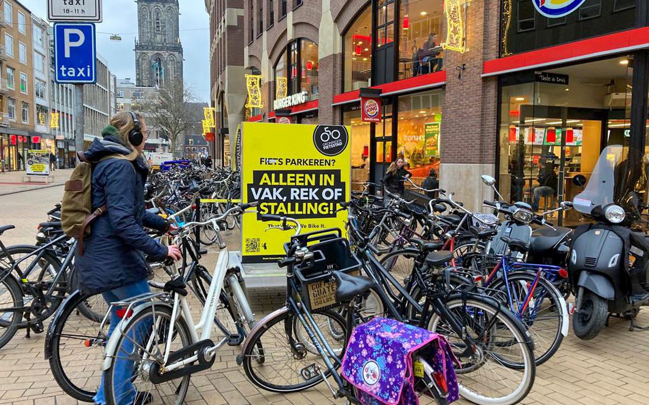 De gemeente Groningen hoopt met borden het gedrag van foutparkerende fietsers te veranderen. Tevergeefs.