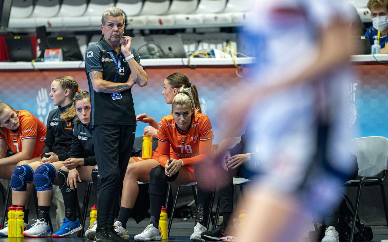 De Nederlandse bank met onder anderen coach Monique Tijsterman en Estavana Polman ziet de bui al hangen: Nederland gaat het niet redden tegen Noorwegen. De Nederlandse bank met onder anderen coach Monique Tijsterman en Estavana Polman ziet de bui al hangen: Nederland gaat het niet redden tegen Noorwegen.