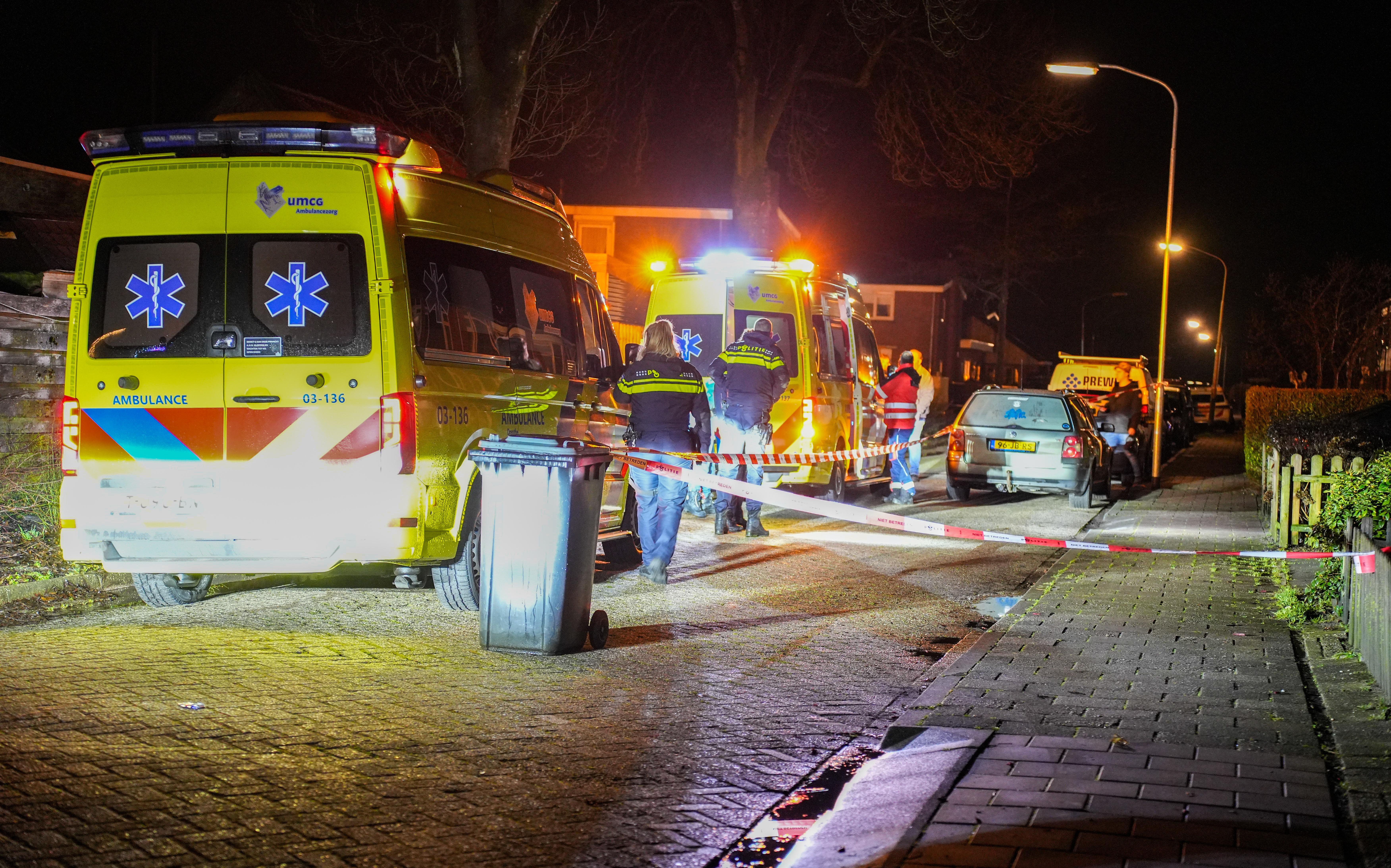Man (43) gewond na steekpartij voor woning in Zwartemeer. Politie houdt twee mannen aan