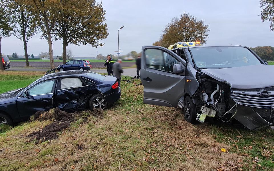 Flinke schade door botsing tussen busje en personenauto op kruising bij Nieuwlande, bestuursters behandeld in ambulance. Flinke schade door botsing tussen busje en personenauto op kruising bij Nieuwlande, bestuursters behandeld in ambulance.